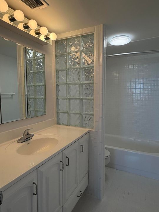 Active With Contract: $2,250 (1 beds, 1 baths, 917 Square Feet)