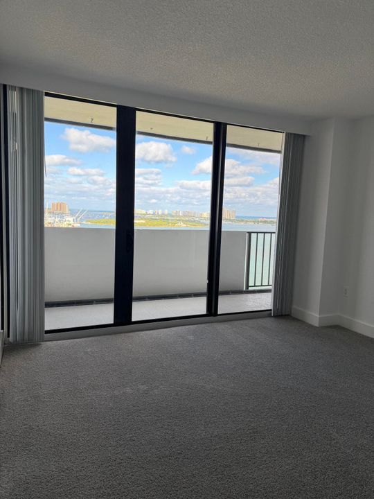 Active With Contract: $2,250 (1 beds, 1 baths, 917 Square Feet)