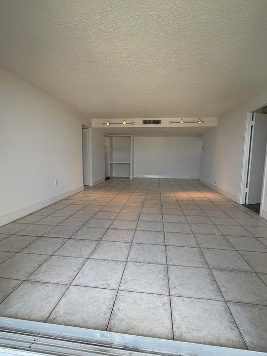 Active With Contract: $2,250 (1 beds, 1 baths, 917 Square Feet)