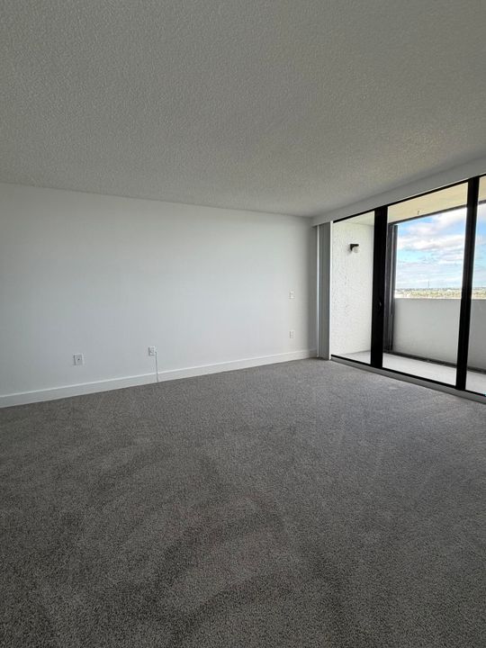 Active With Contract: $2,250 (1 beds, 1 baths, 917 Square Feet)