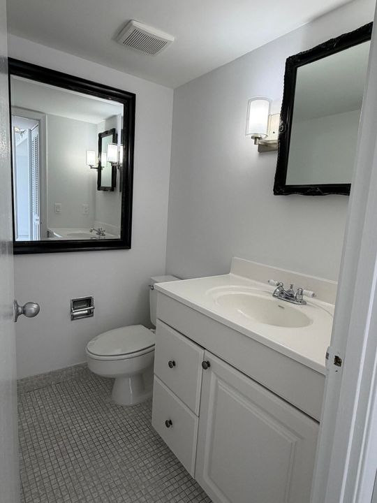 Active With Contract: $2,250 (1 beds, 1 baths, 917 Square Feet)