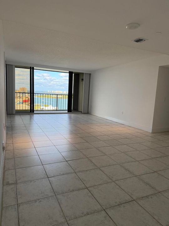 Active With Contract: $2,250 (1 beds, 1 baths, 917 Square Feet)