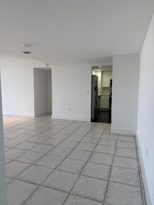 Active With Contract: $2,250 (1 beds, 1 baths, 917 Square Feet)