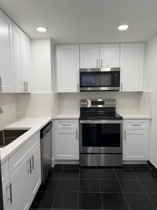 Active With Contract: $2,250 (1 beds, 1 baths, 917 Square Feet)