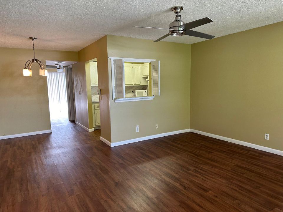 For Rent: $1,300 (1 beds, 1 baths, 570 Square Feet)