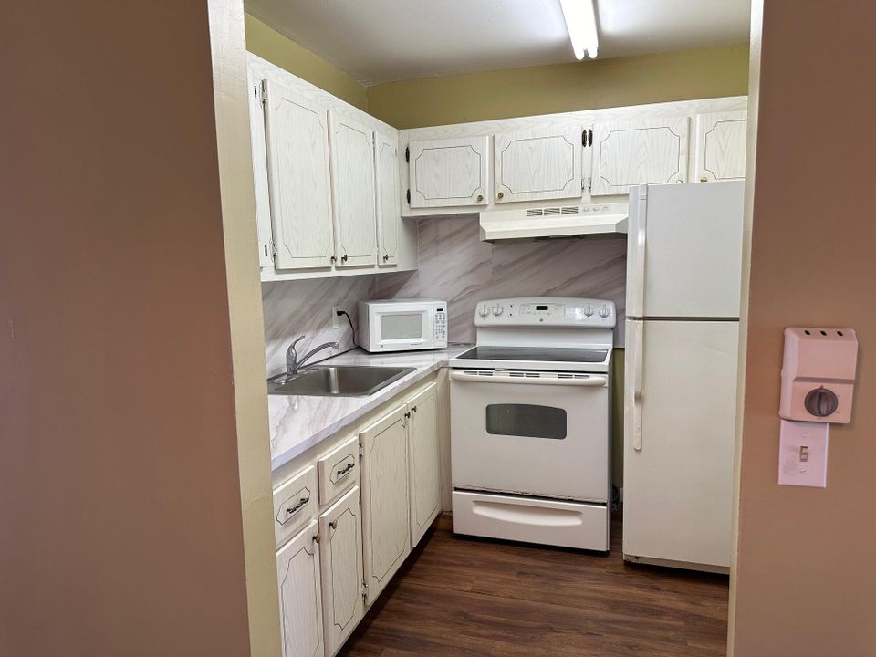 For Rent: $1,300 (1 beds, 1 baths, 570 Square Feet)
