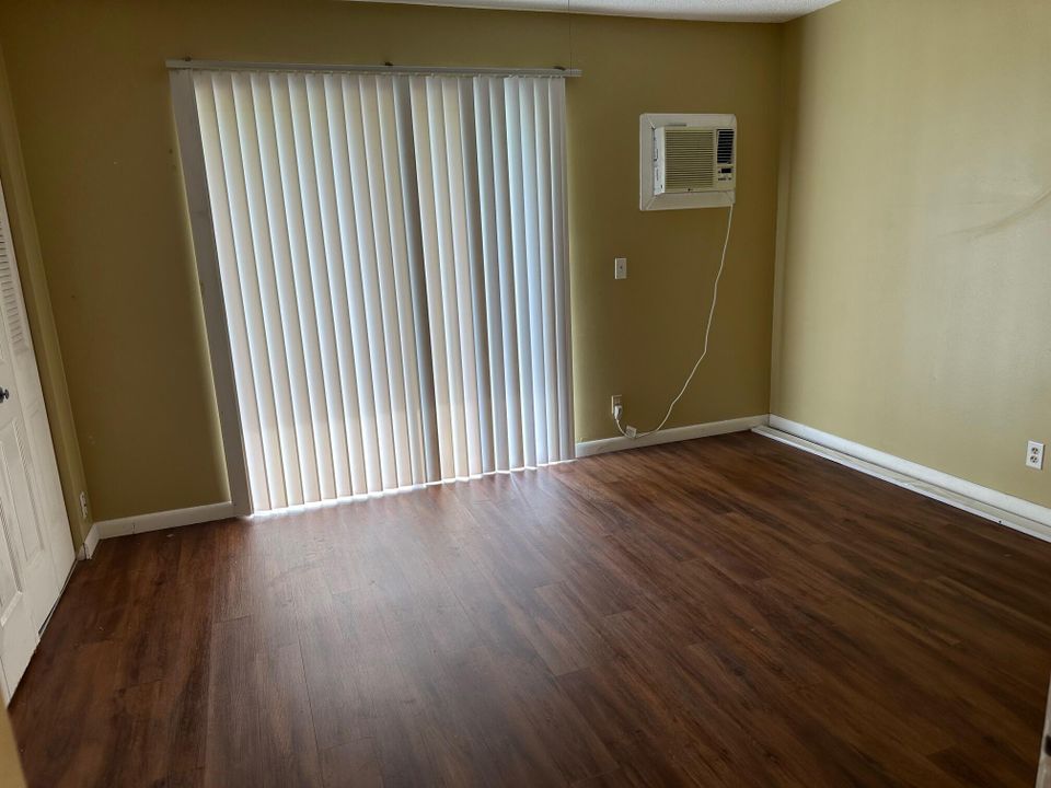 For Rent: $1,300 (1 beds, 1 baths, 570 Square Feet)