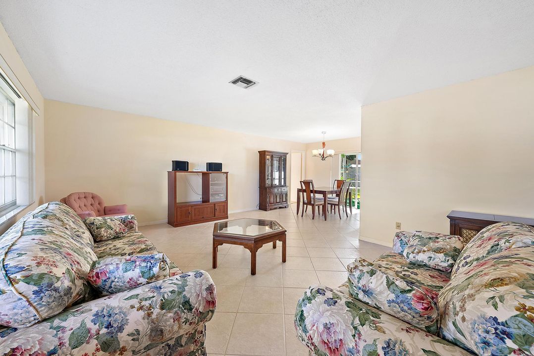 合同活跃: $530,000 (3 贝兹, 2 浴室, 1668 平方英尺)