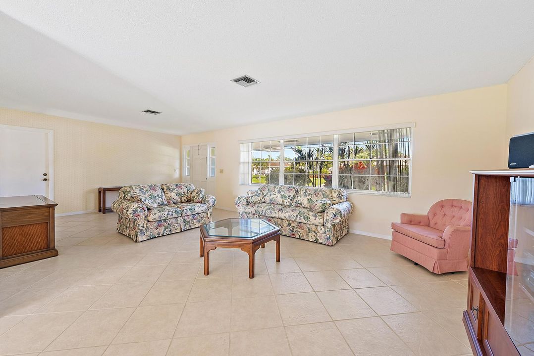 合同活跃: $530,000 (3 贝兹, 2 浴室, 1668 平方英尺)