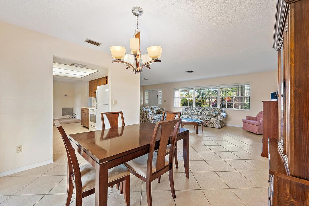 合同活跃: $530,000 (3 贝兹, 2 浴室, 1668 平方英尺)