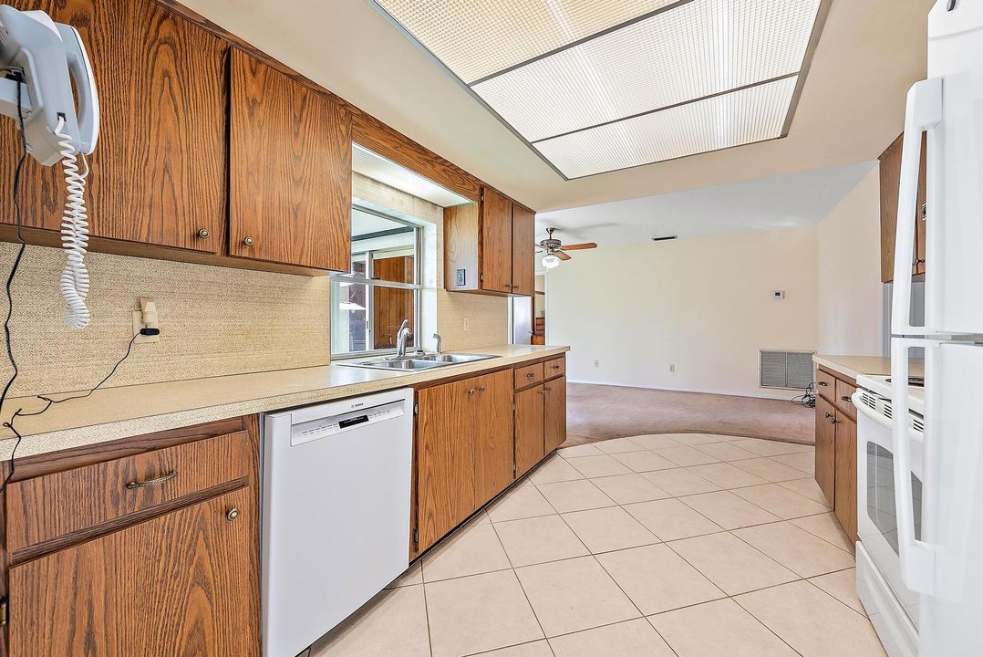 合同活跃: $530,000 (3 贝兹, 2 浴室, 1668 平方英尺)