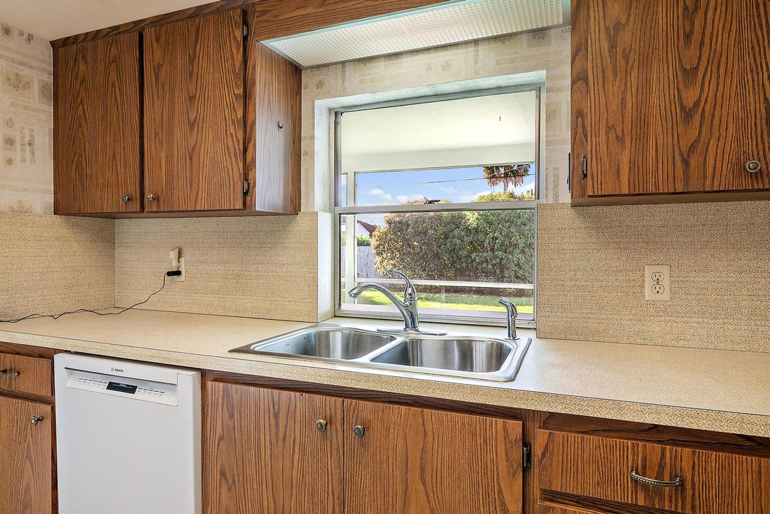 合同活跃: $530,000 (3 贝兹, 2 浴室, 1668 平方英尺)