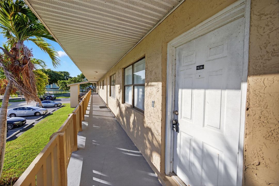 For Sale: $180,000 (2 beds, 2 baths, 940 Square Feet)