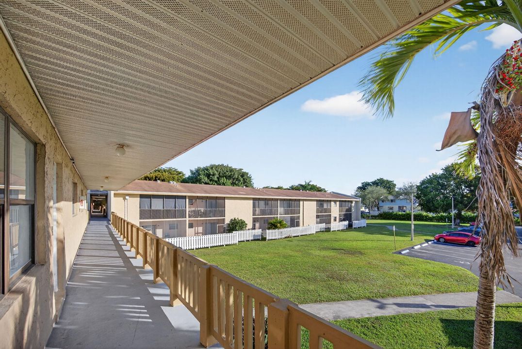 For Sale: $180,000 (2 beds, 2 baths, 940 Square Feet)