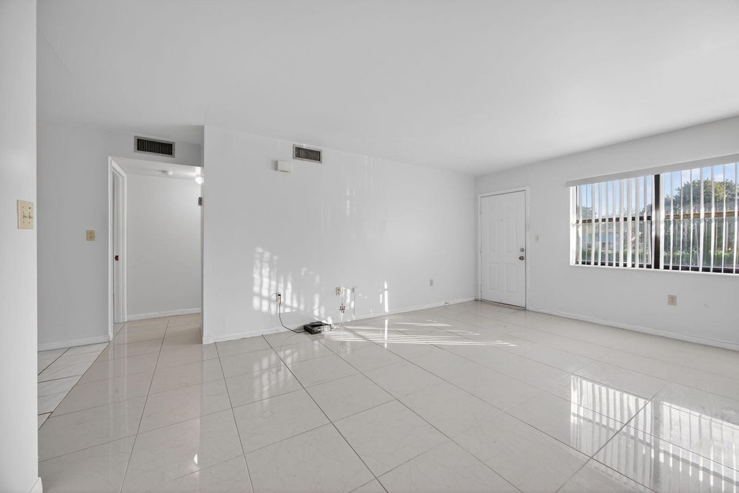 For Sale: $180,000 (2 beds, 2 baths, 940 Square Feet)