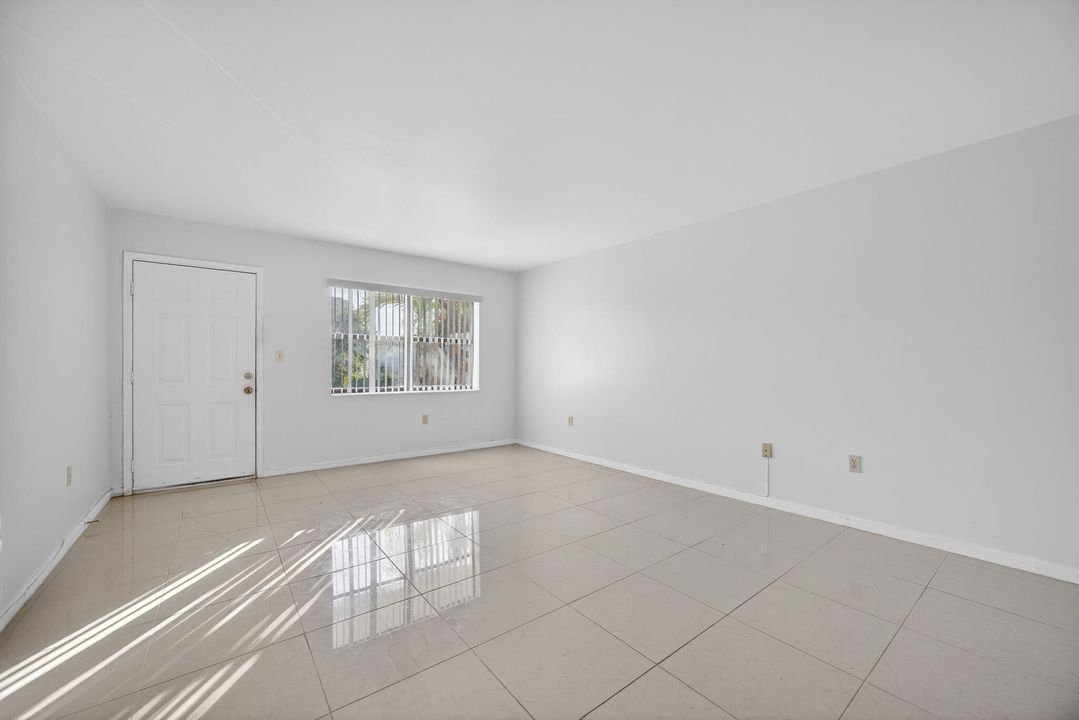 For Sale: $180,000 (2 beds, 2 baths, 940 Square Feet)