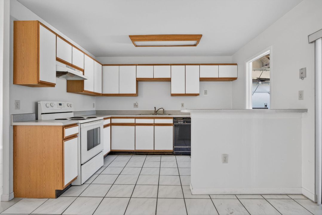 For Sale: $180,000 (2 beds, 2 baths, 940 Square Feet)