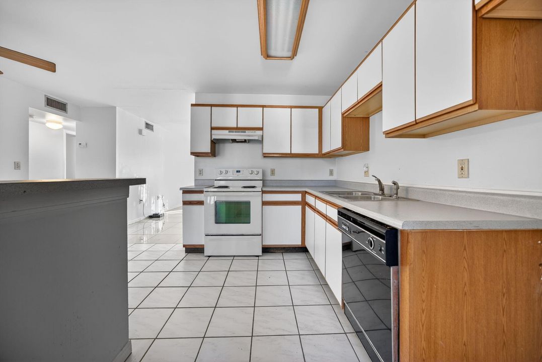 For Sale: $180,000 (2 beds, 2 baths, 940 Square Feet)