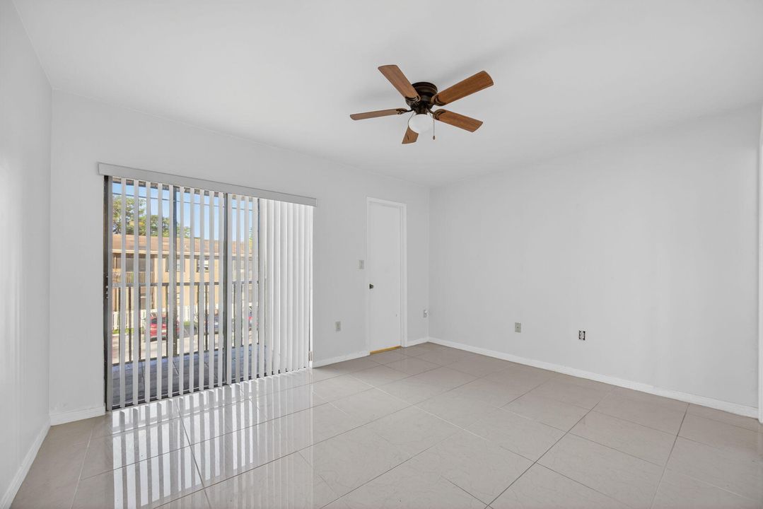 For Sale: $180,000 (2 beds, 2 baths, 940 Square Feet)