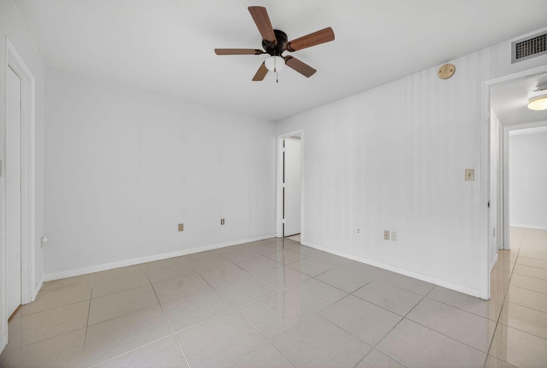For Sale: $180,000 (2 beds, 2 baths, 940 Square Feet)
