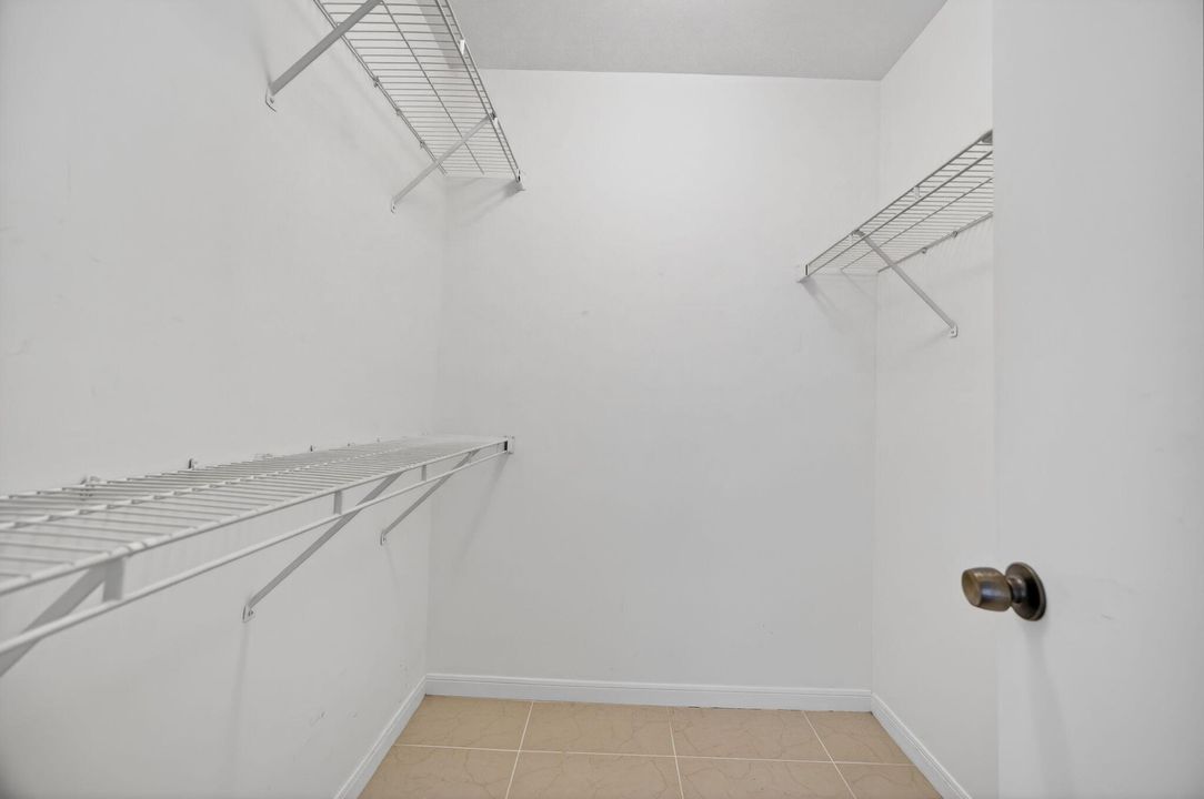 For Sale: $180,000 (2 beds, 2 baths, 940 Square Feet)