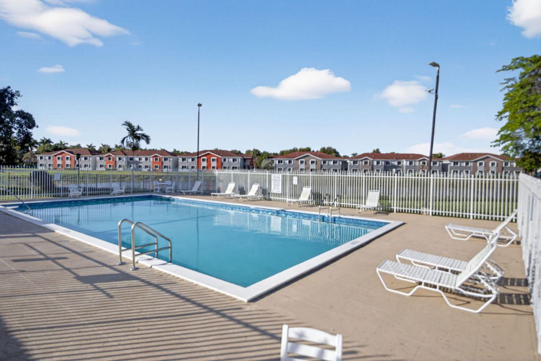 For Sale: $180,000 (2 beds, 2 baths, 940 Square Feet)