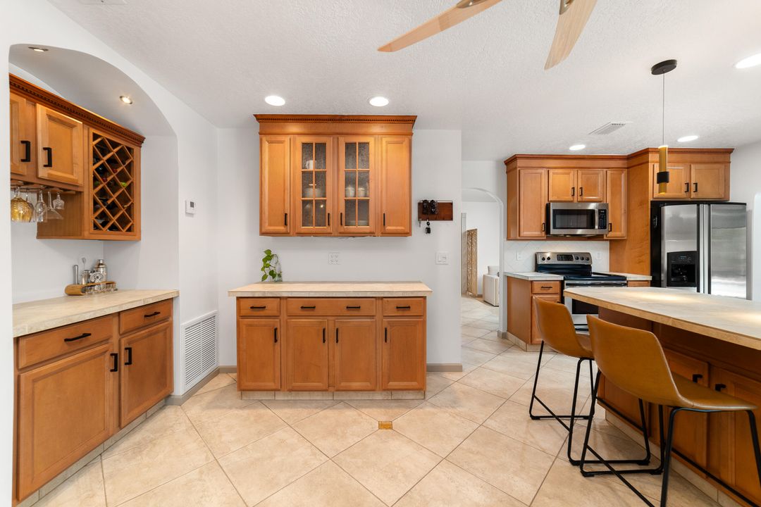 En Venta: $875,000 (3 camas, 2 baños, 2201 Pies cuadrados)