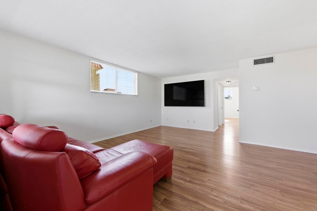 For Sale: $449,900 (2 beds, 2 baths, 990 Square Feet)