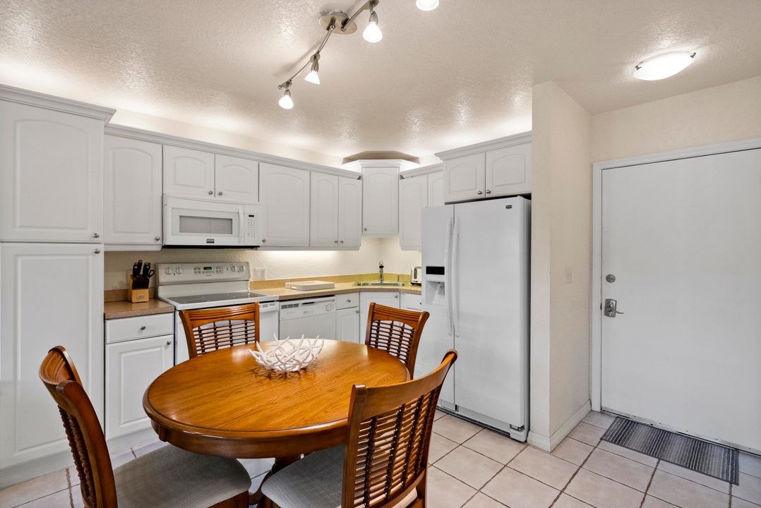 For Sale: $205,000 (1 beds, 1 baths, 689 Square Feet)