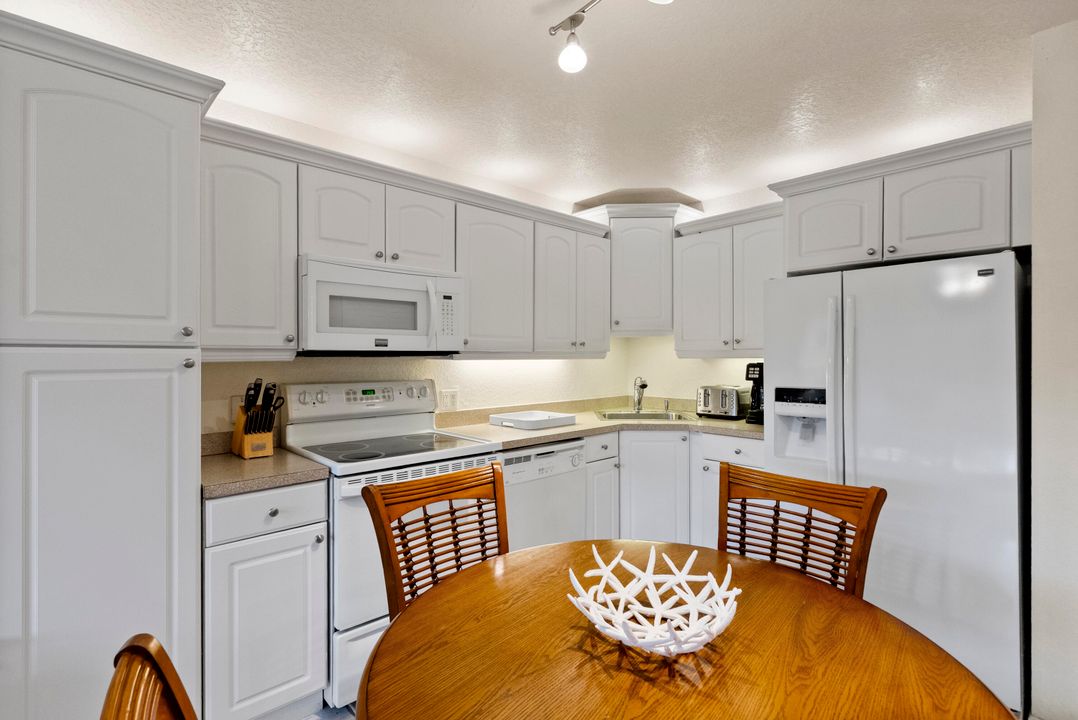 For Sale: $205,000 (1 beds, 1 baths, 689 Square Feet)