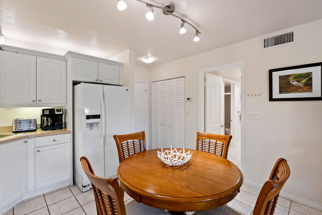 For Sale: $205,000 (1 beds, 1 baths, 689 Square Feet)