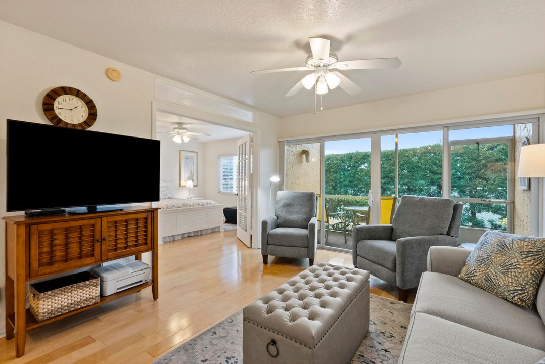 For Sale: $205,000 (1 beds, 1 baths, 689 Square Feet)