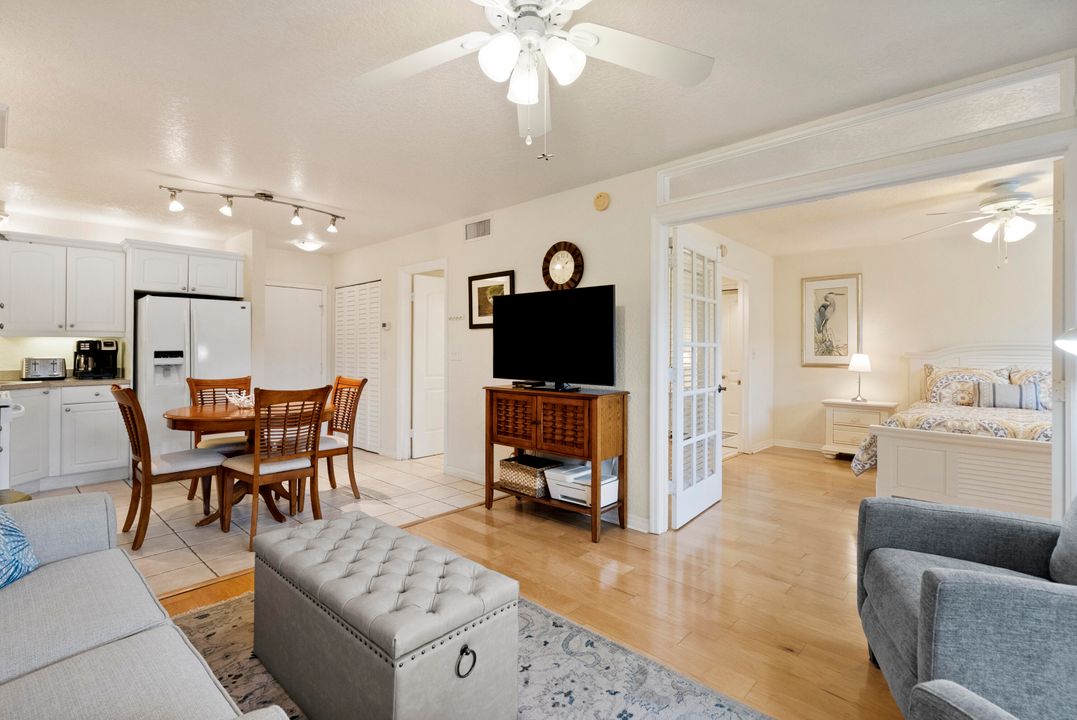 For Sale: $205,000 (1 beds, 1 baths, 689 Square Feet)