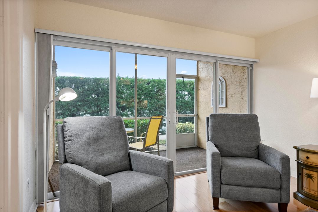 For Sale: $205,000 (1 beds, 1 baths, 689 Square Feet)