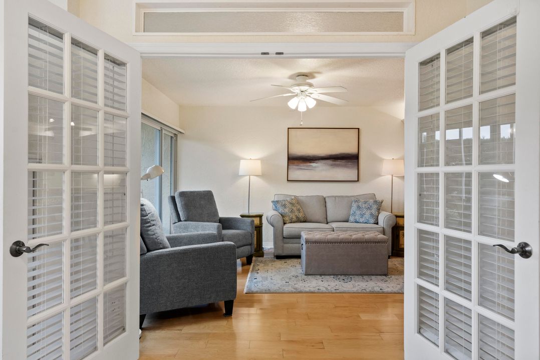 For Sale: $205,000 (1 beds, 1 baths, 689 Square Feet)