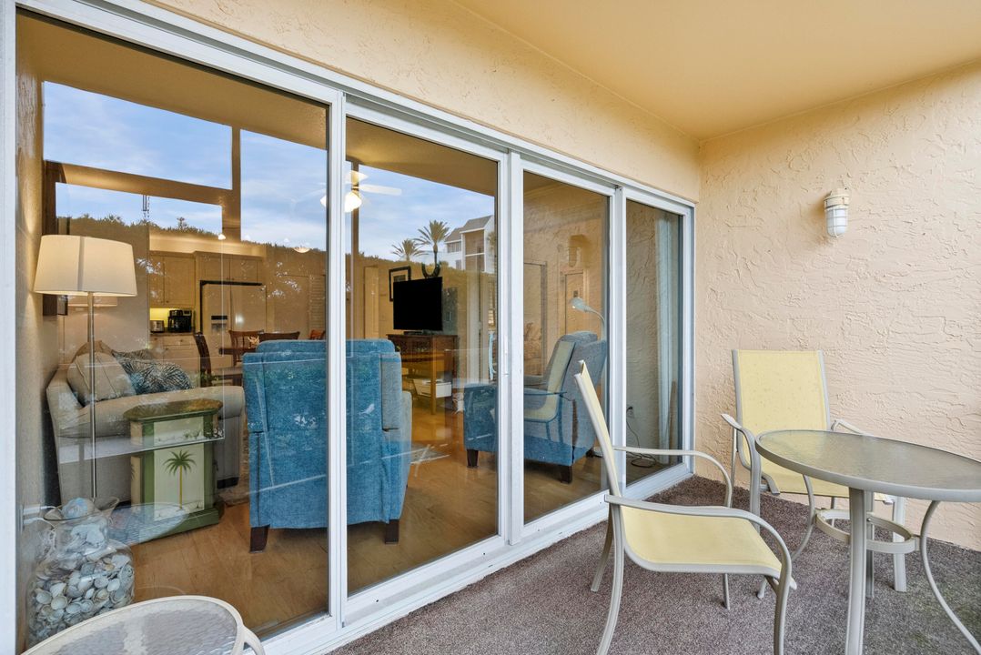 For Sale: $205,000 (1 beds, 1 baths, 689 Square Feet)