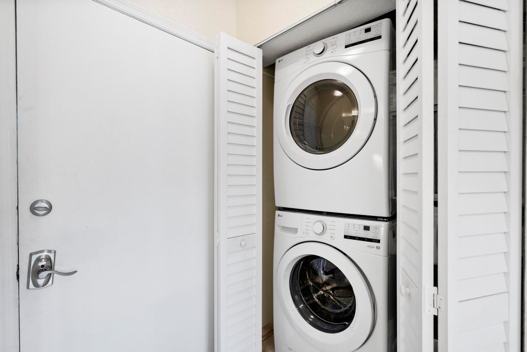 For Sale: $205,000 (1 beds, 1 baths, 689 Square Feet)