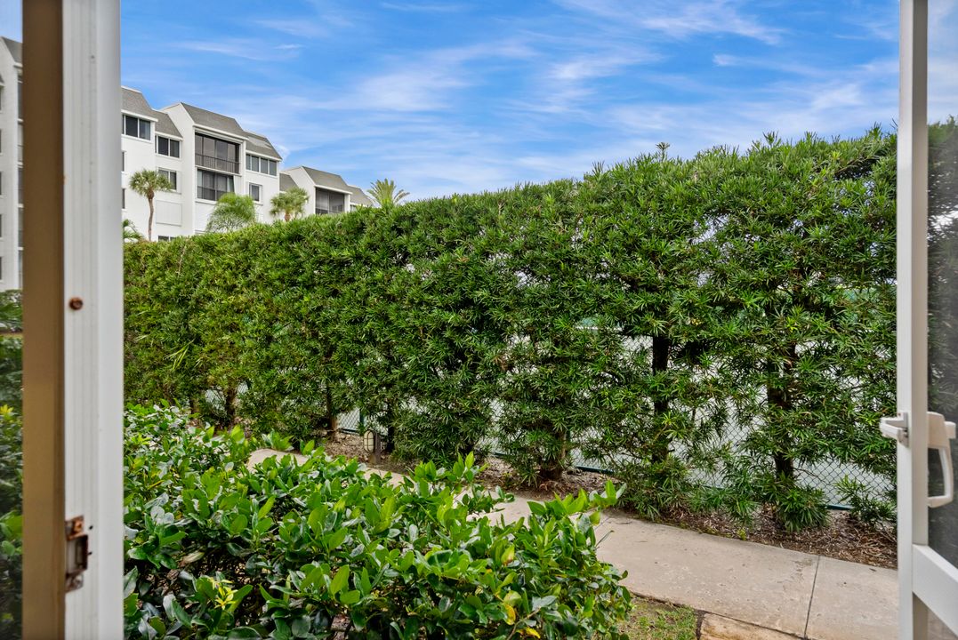 For Sale: $205,000 (1 beds, 1 baths, 689 Square Feet)