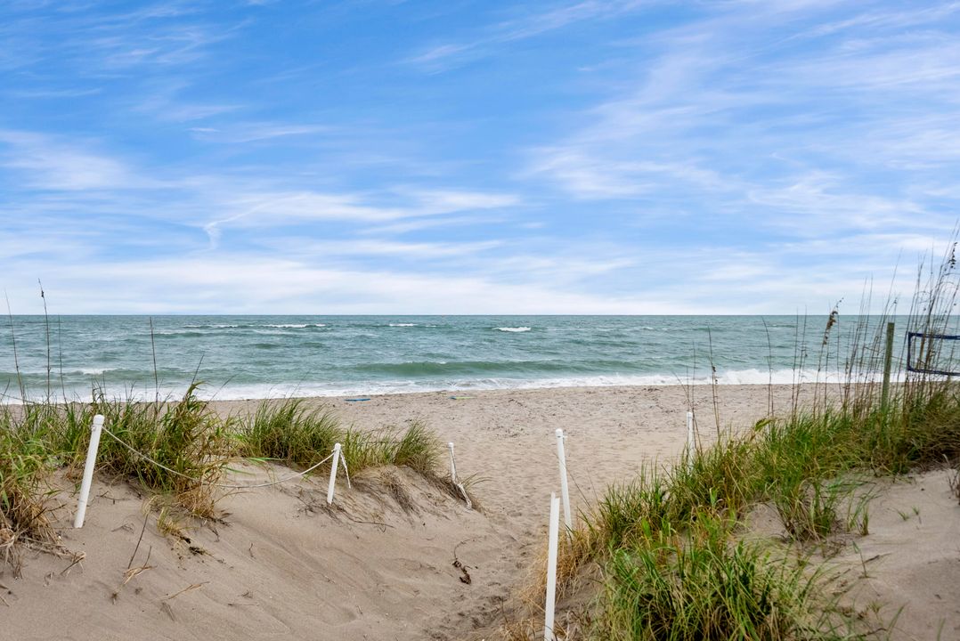 For Sale: $205,000 (1 beds, 1 baths, 689 Square Feet)