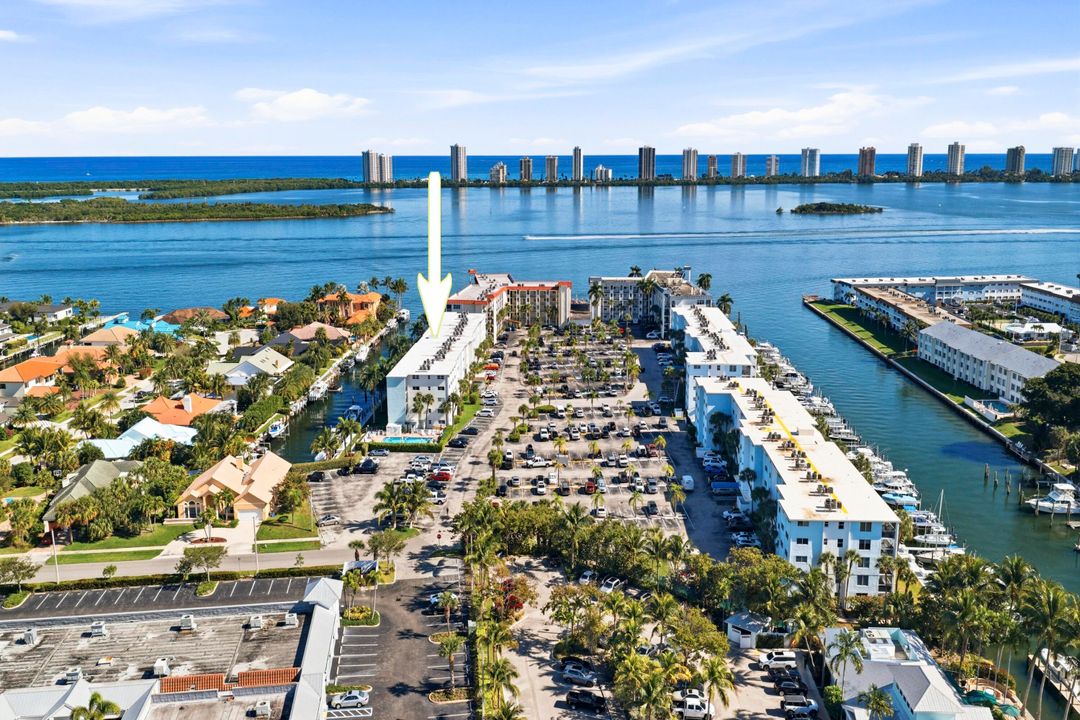 For Sale: $449,900 (2 beds, 2 baths, 990 Square Feet)