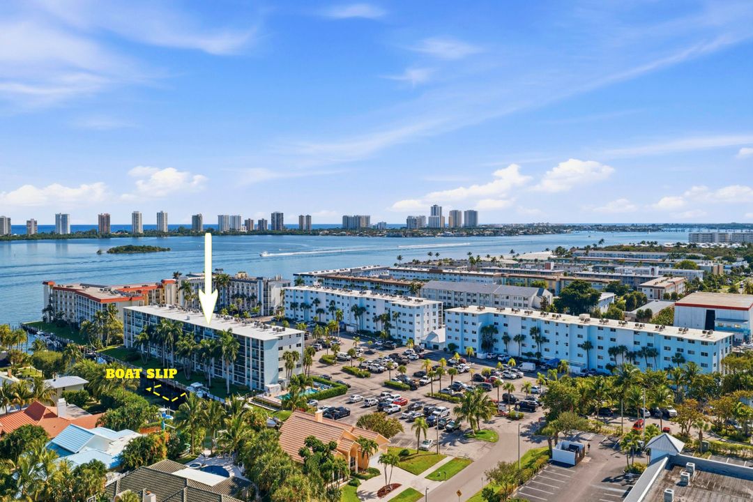 For Sale: $449,900 (2 beds, 2 baths, 990 Square Feet)