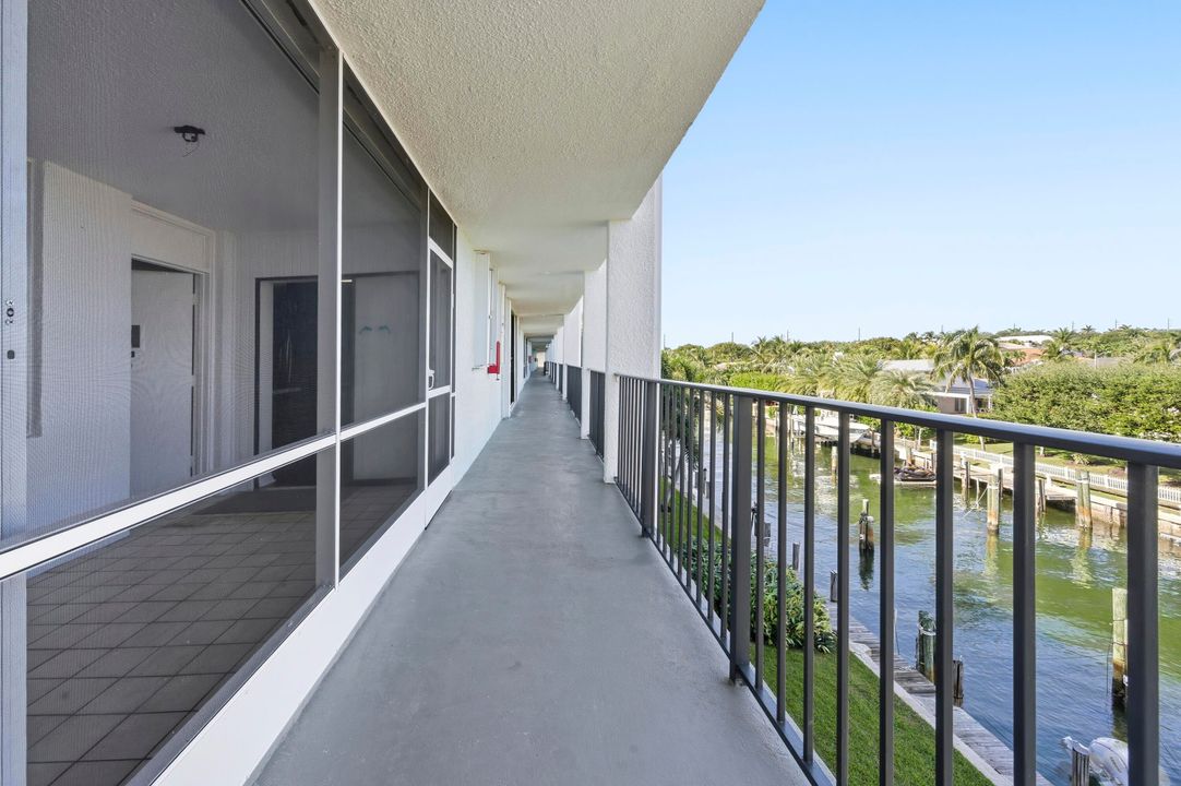 For Sale: $449,900 (2 beds, 2 baths, 990 Square Feet)