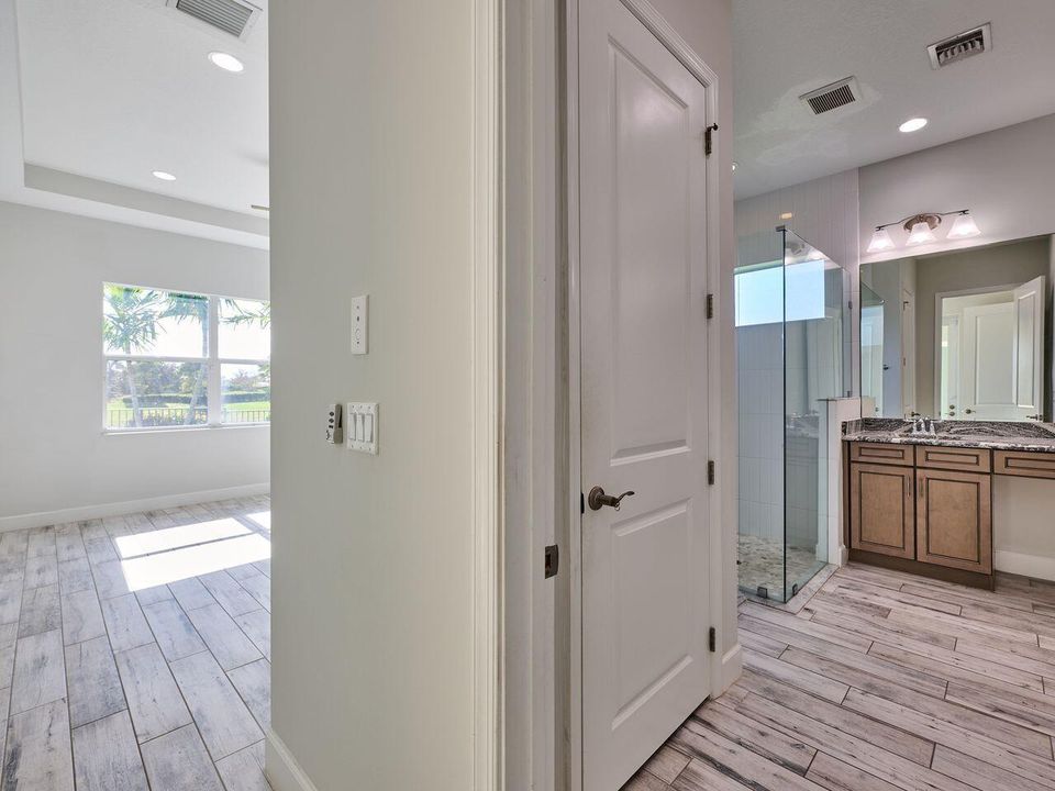 En Venta: $799,000 (3 camas, 3 baños, 2749 Pies cuadrados)