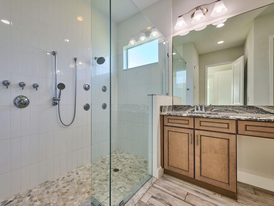 En Venta: $799,000 (3 camas, 3 baños, 2749 Pies cuadrados)