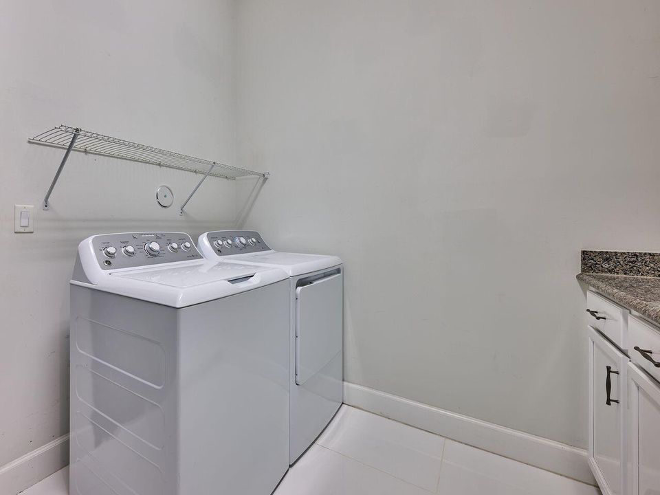 En Venta: $799,000 (3 camas, 3 baños, 2749 Pies cuadrados)