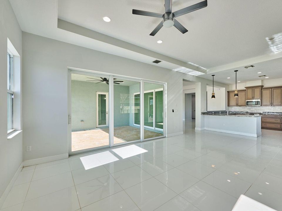 En Venta: $799,000 (3 camas, 3 baños, 2749 Pies cuadrados)