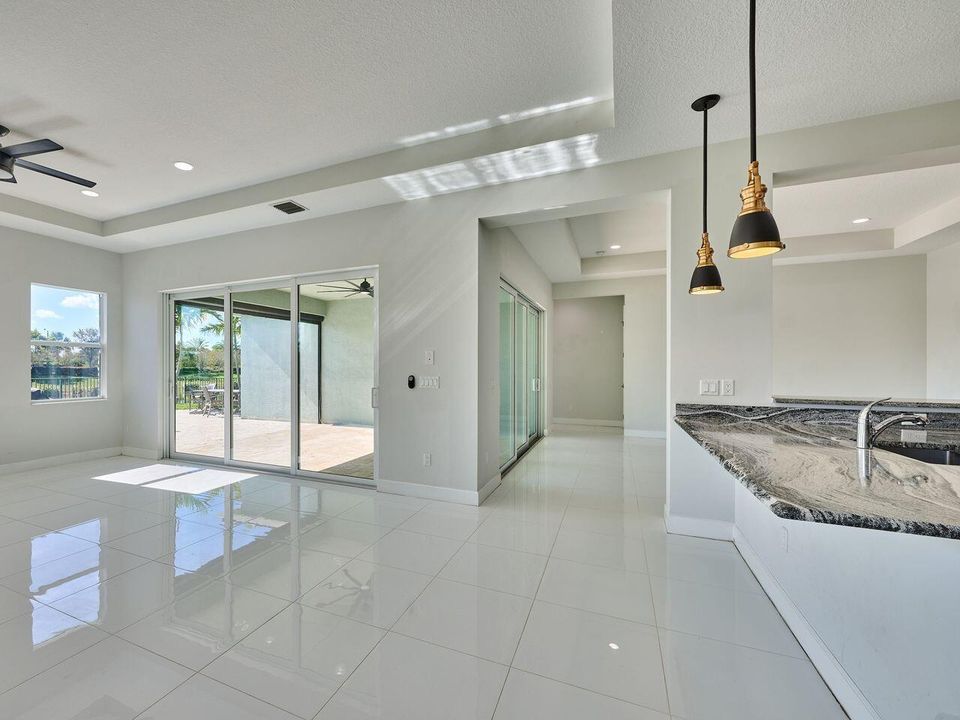 En Venta: $799,000 (3 camas, 3 baños, 2749 Pies cuadrados)