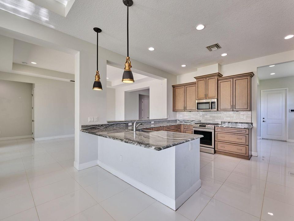 En Venta: $799,000 (3 camas, 3 baños, 2749 Pies cuadrados)