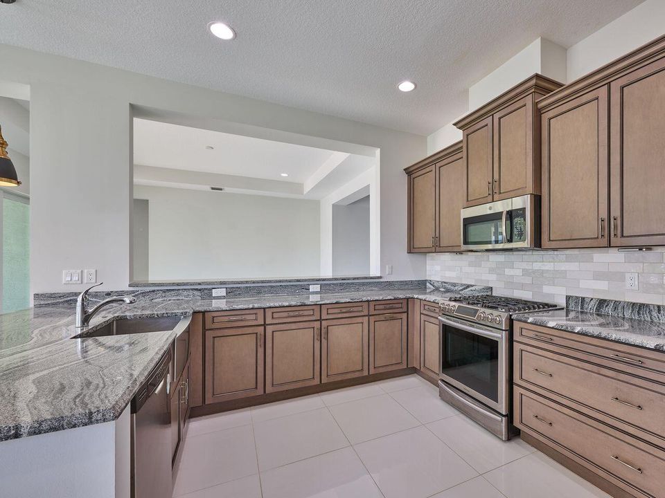 En Venta: $799,000 (3 camas, 3 baños, 2749 Pies cuadrados)