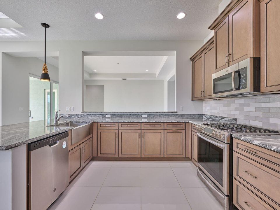 En Venta: $799,000 (3 camas, 3 baños, 2749 Pies cuadrados)